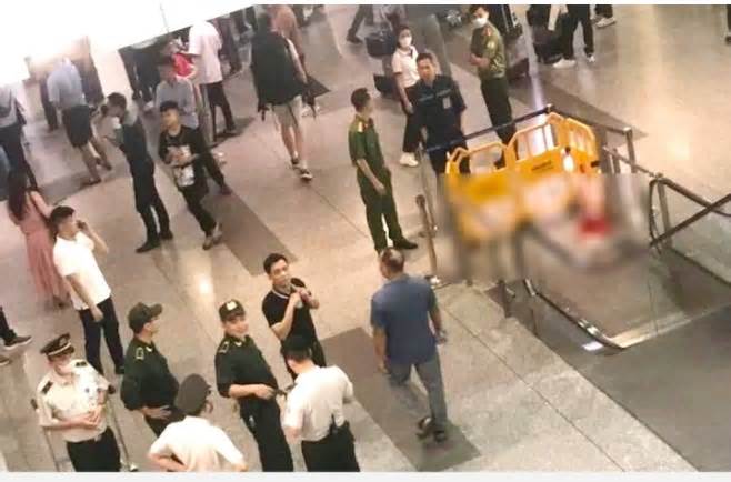 Một khách nam rơi từ tầng 3 sân bay Nội Bài xuống đất