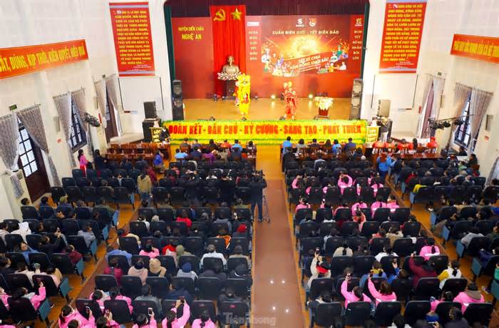 Thắm tình 'Xuân biên giới - Tết biển đảo' tại Nghệ An