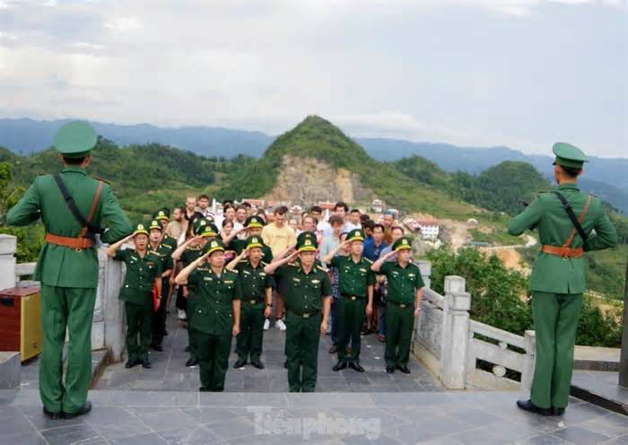 Thiêng liêng lễ thượng cờ nơi địa đầu Tổ quốc trong ngày Tết Độc lập