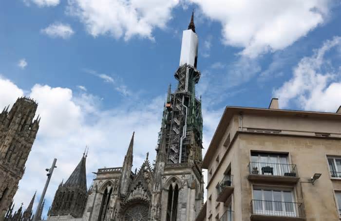 Pháp ngăn chặn kịp thời đám cháy ở nhà thờ Rouen lịch sử