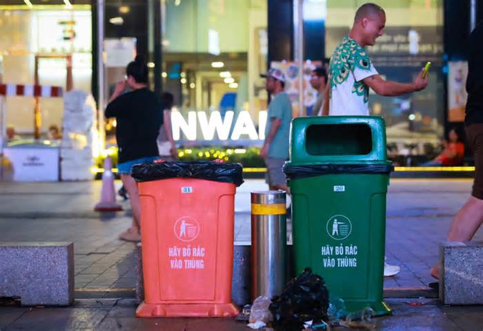 Bạn đọc hiến kế trị dứt điểm nạn xả rác ở phố đi bộ Nguyễn Huệ