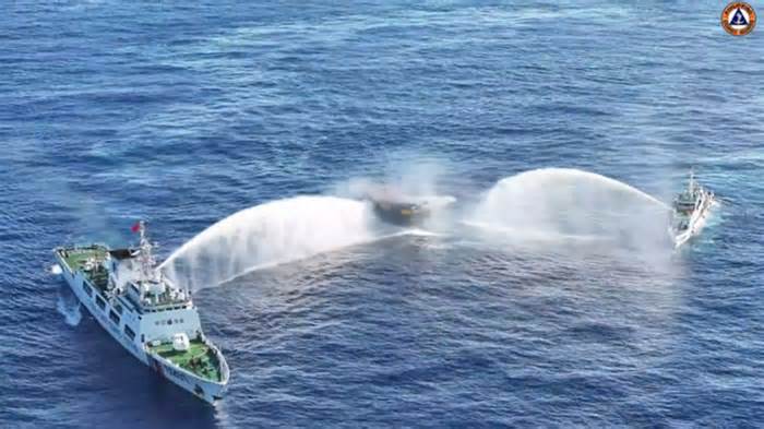 Tàu Philippines bị phun vòi rồng dữ dội ở Biển Đông, Mỹ và Trung Quốc nói gì?