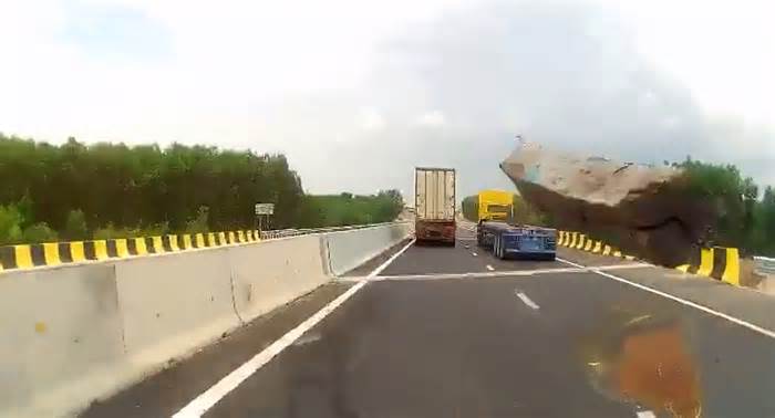 Xe cứu thương móp đầu vì khúc gỗ rơi từ xe đầu kéo trên cao tốc Phan Thiết - Dầu Giây