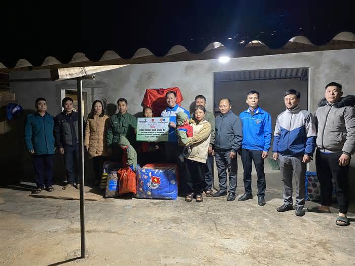 Người phụ nữ nghèo ở Hà Giang xúc động khi được trao tặng nhà mới đón Tết