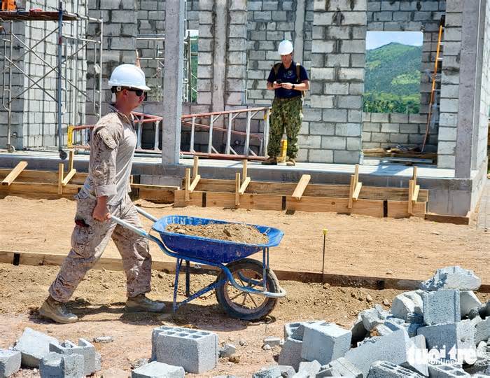 Lính Mỹ xây trường cho vùng nông thôn Phú Yên