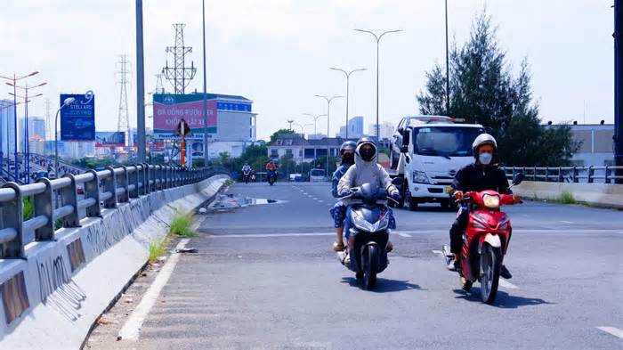 TPHCM: Cầu vượt Nguyễn Hữu Cảnh đọng nước, tiềm ẩn tai nạn giao thông