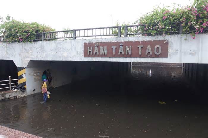 Mưa lớn kéo dài, hầm chui Tân Tạo cùng nhiều tuyến đường TPHCM ngập sâu trong nước