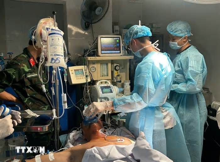 Thực hiện thành công ca đại phẫu mở ngực đầu tiên tại Bệnh xá đảo Trường Sa