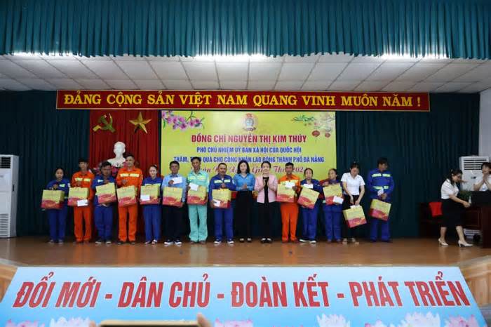 Phó Chủ nhiệm Ủy ban Xã hội của Quốc hội tặng quà Tết cho công nhân Đà Nẵng
