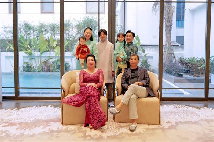 Đàm Thu Trang chụp ảnh đầu xuân cùng bố mẹ chồng