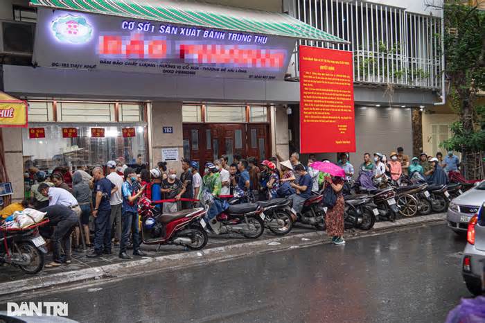 Đứng hàng giờ dưới mưa chờ mua bánh trung thu ở Hà Nội