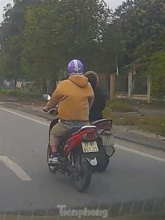 Clip người đàn ông chạy xe máy cướp điện thoại của cô gái đi đường ở Nghệ An