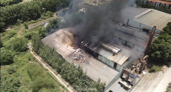 Cháy lớn tại nhà máy xử lý rác thải, khói bốc cao hàng chục mét