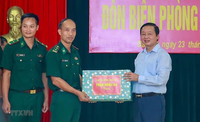 Phó Thủ tướng Trần Hồng Hà thăm các chiến sỹ biên phòng ở Lào Cai