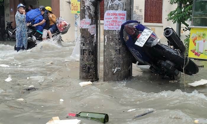 Đường phố Đồng Nai, TP HCM ngập nặng sau mưa lớn