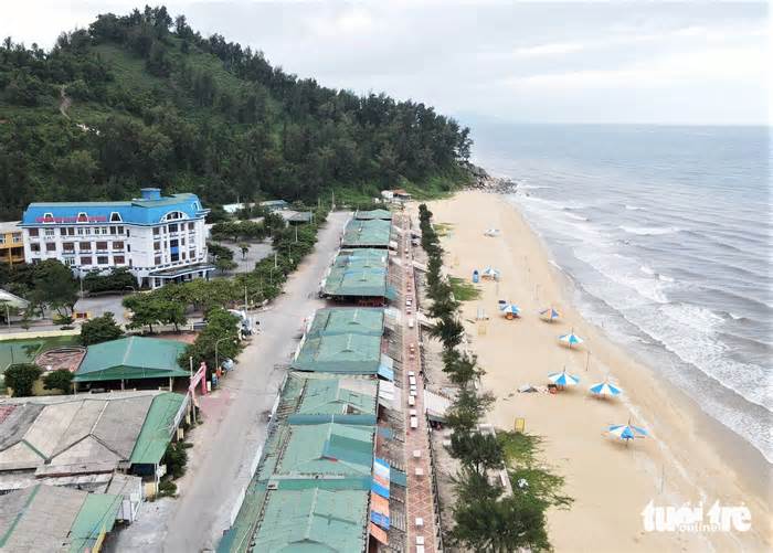 Giải tỏa dãy ki ốt ở bãi biển nổi tiếng nhất Hà Tĩnh