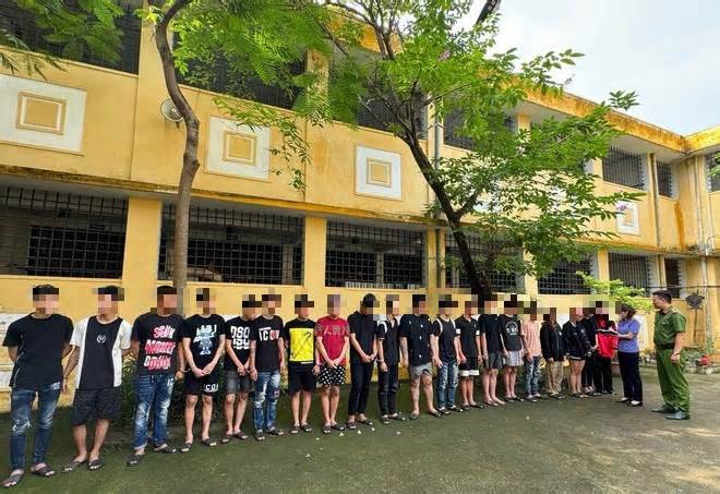 Bắt 26 thanh thiếu niên 'hỗn chiến' gây náo loạn đường phố Hà Nội