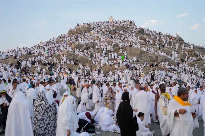 Hàng triệu người Hồi giáo đổ về núi Arafat dự lễ hành hương Hajj, bất chấp nắng nóng gay gắt hơn 40 độ