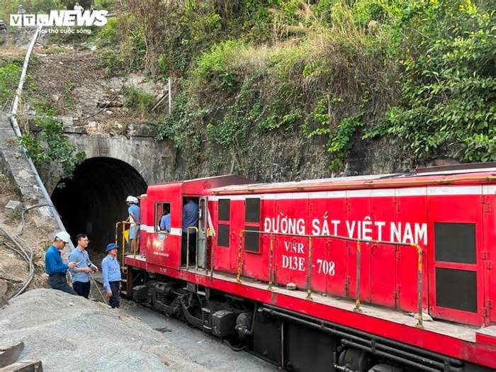 Thông hầm đường sắt Bãi Gió sau hơn 9 ngày bị sạt lở