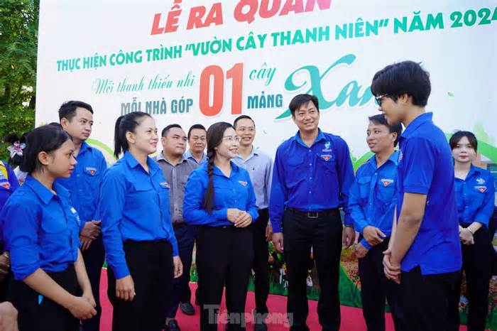 Bí thư T.Ư Đoàn Nguyễn Phạm Duy Trang trồng cây xanh, tặng quà con công nhân đồng bào thiểu số