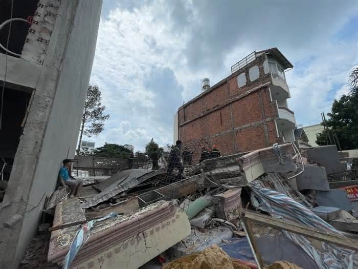 Vụ sập nhà 4 tầng ở Bình Thạnh: Nhà bên cạnh cũng đang nghiêng