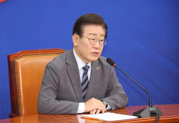 Cạnh tranh ở chính trường Hàn Quốc: Chủ tịch đảng đối lập chính từ chức, lộ diện các 'ngôi sao' cho đảng cầm quyền
