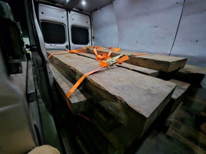 Tháo ghế xe ôtô để vận chuyển gỗ lậu