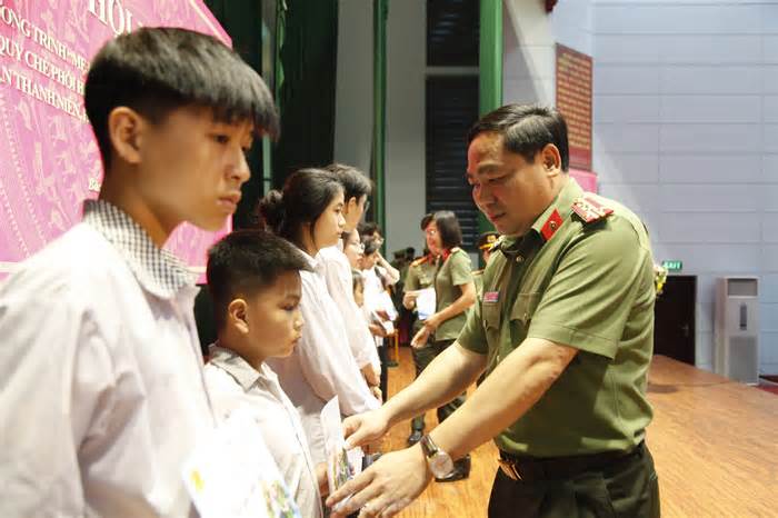 Tuổi trẻ công an Bắc Giang nhận đỡ đầu 30 học sinh khó khăn