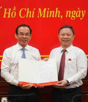 Bản tin 8H: Hai phó chủ tịch UBND TPHCM nhận nhiệm vụ mới