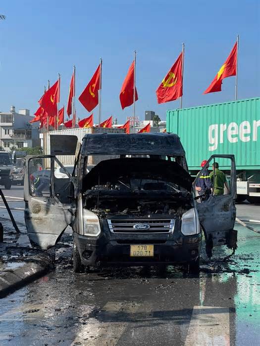Ôtô 16 chỗ cháy rụi trên đường phố Hải Phòng