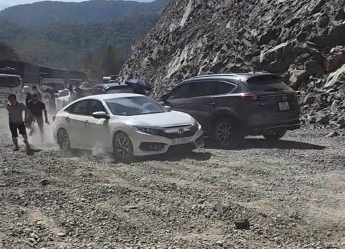 Xe ô tô ùn ứ, xếp hàng dài trên đèo Đại Ninh do mặt đường xấu