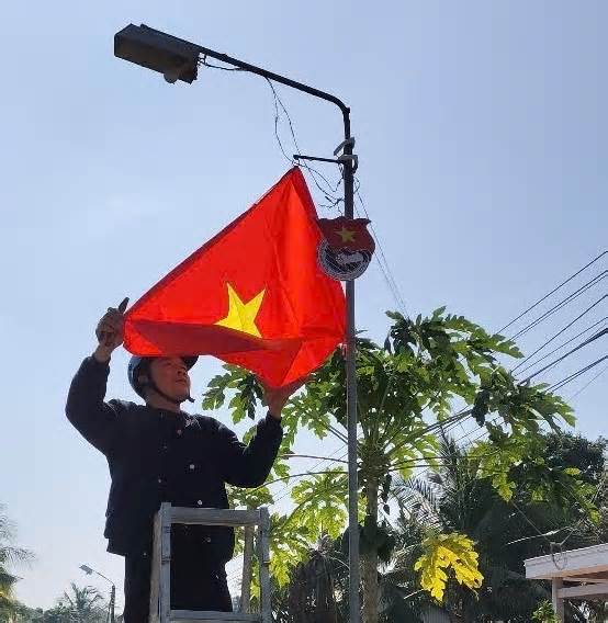 Thanh niên Cần Thơ làm 50 km đường cờ Tổ quốc trong ngày khởi động Tháng Thanh niên