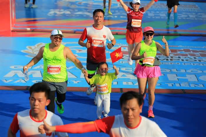 Hoàng Thị Ngọc Hoa về nhất nội dung full marathon nữ