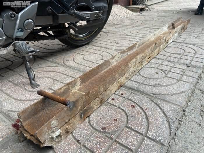 Thanh kim loại hàng chục kg rơi từ trên cao, trúng người đi đường ở Nha Trang