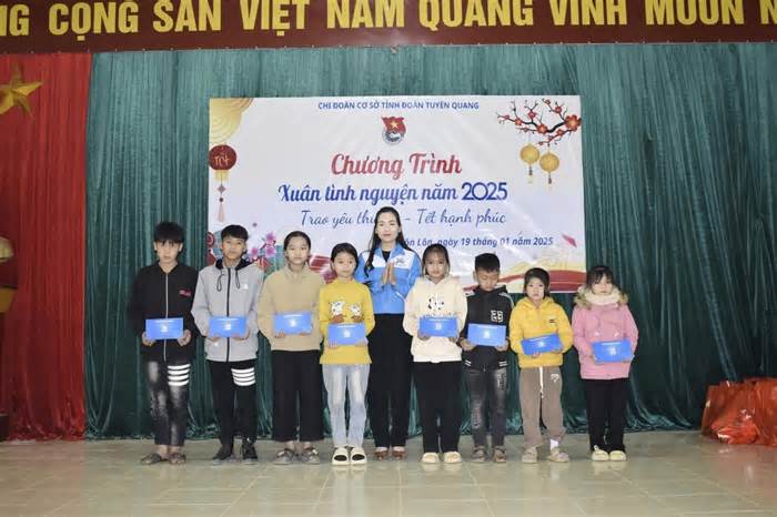 Tỉnh Đoàn Tuyên Quang trao quà đến những hoàn cảnh khó khăn