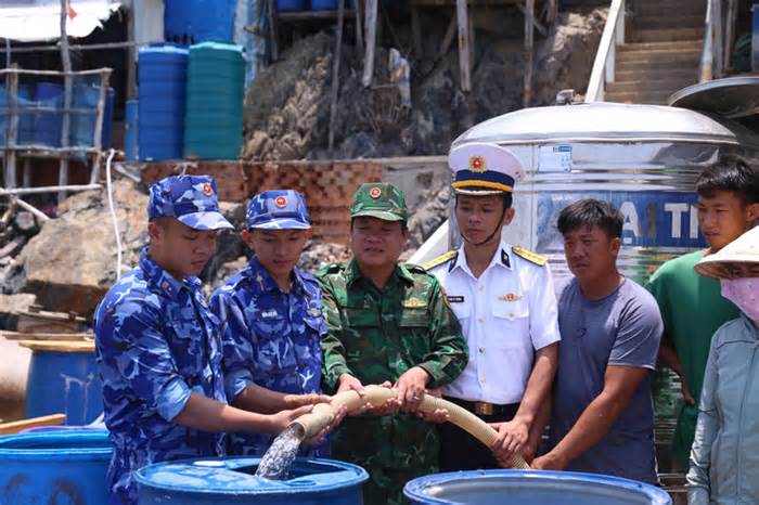 Cấp 350.000 lít nước ngọt cho người dân đảo Hòn Chuối