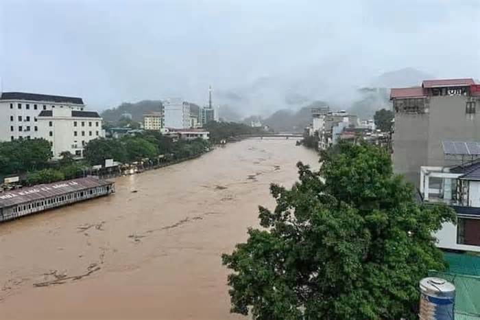 Hà Giang chìm trong biển nước, dân trèo lên mái nhà chờ giải cứu