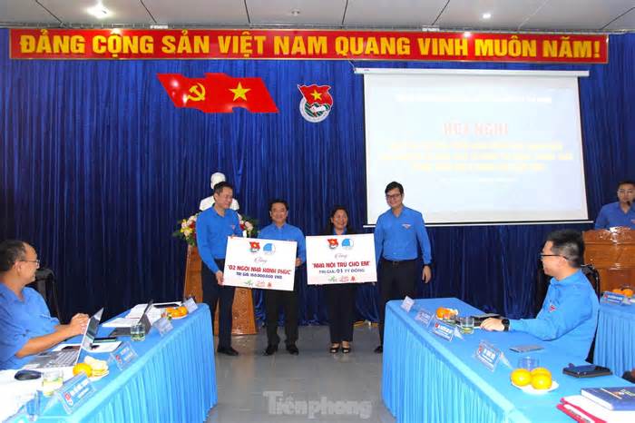 Anh Bùi Quang Huy kiểm tra chiến dịch tình nguyện hè, trao quà gia đình chính sách ở Gia Lai