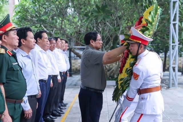 Thủ tướng Phạm Minh Chính dâng hương tại Nghĩa trang Liệt sĩ Quốc gia Vị Xuyên