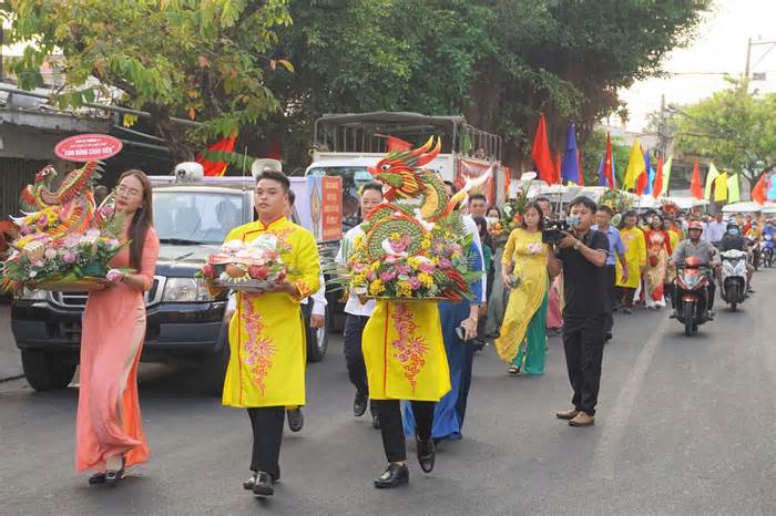 Diễu hành trước khi dâng lễ ở đền Hùng Vương Mẫu Cửu ở Vũng Tàu