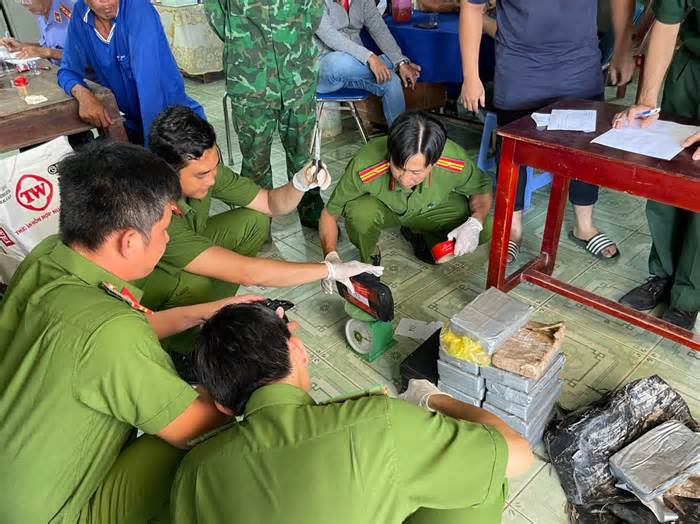 Bến Tre, Tiền Giang phát hiện trên 100 gói nghi ma túy trôi trên biển