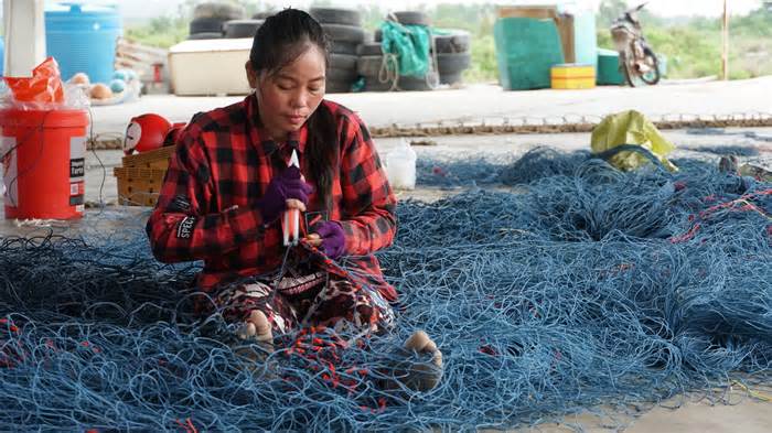 Nghề đan, vá lưới giúp tăng thu nhập cho chị em vùng biển
