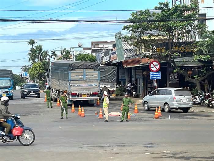 Đi bộ qua đường, người phụ nữ bị ô tô tải cán tử vong