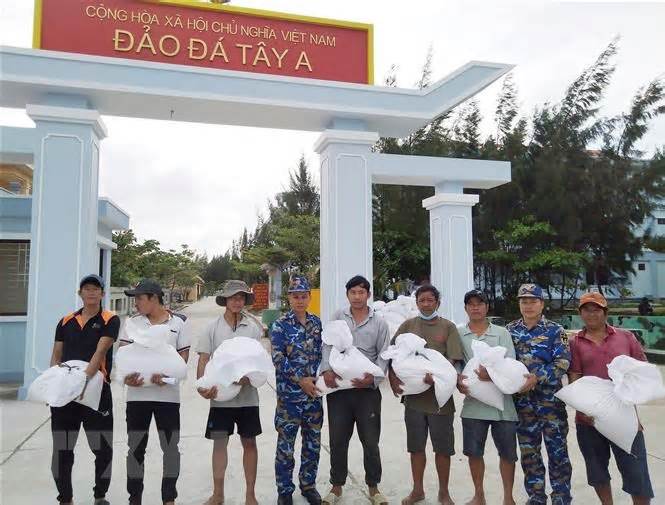 Hỗ trợ gạo, nước ngọt cho 45 tàu cá Ninh Thuận tránh trú tại Trường Sa