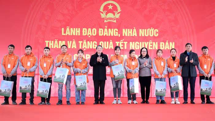 Phó Chủ tịch Quốc hội Nguyễn Đức Hải trao quà tới công nhân lao động tỉnh Bắc Giang