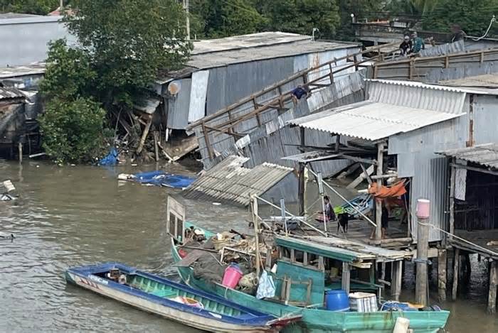 Sạt lở trong đêm ở Cà Mau, 4 căn nhà đổ sập xuống sông