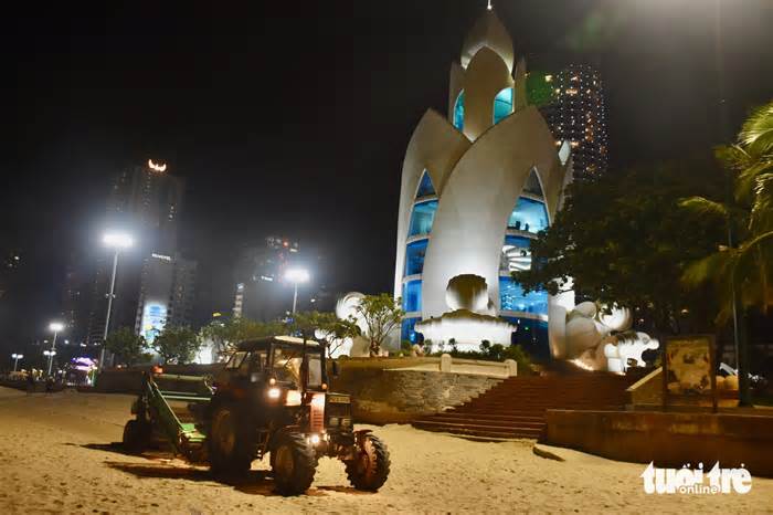 Công nhân cải tiến xe sàng cát làm sạch bãi biển Nha Trang