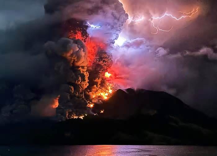 Hàng nghìn người Indonesia sơ tán vì núi lửa liên tục phun trào