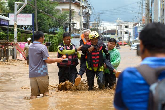 Lũ lụt kinh hoàng ở Lào, Thái Lan, Myanmar sau bão Yagi, người dân phải leo mái nhà