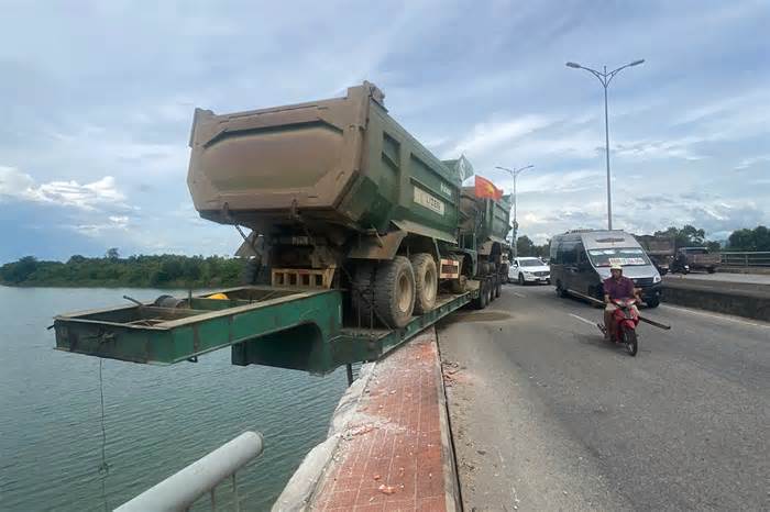 Xe đầu kéo lao xuống sông Bồ